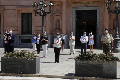 Cunillera (centro) presidió el minuto de silencio en Lleida con el que concluyeron 10 días de duelo.