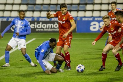 Acción que provocó el penalti que permitió al Lleida empatar el partido.