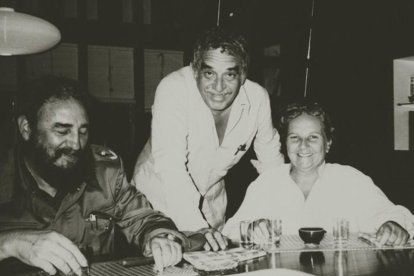 L’agent literària amb García Márquez (centre) i Fidel Castro.