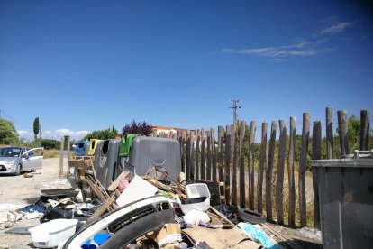 Imatge d’abocaments al Camí de la Mariola, on es pot veure part de la carrosseria d’un cotxe.