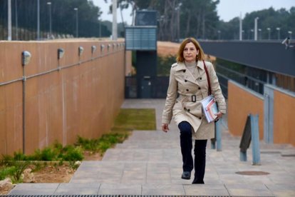 La expresidenta del Parlament Carme Forcadell saliendo caminando de la prisión de Mas d'Enric el 17 de febrero del 2020.