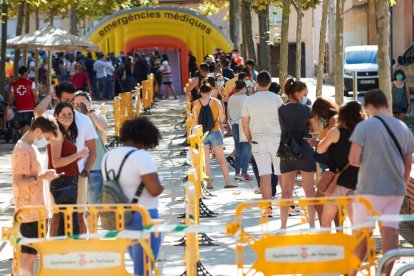 Llargues cues ahir a Terrassa per sotmetre’s a les proves de detecció del coronavirus.