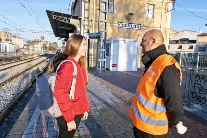 Imagen del informador de Renfe que ayer estaba en la estación de trenes de Cervera. 