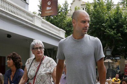 Guardiola, junto a su madre,  Dolors Sala, en imagen de archivo.