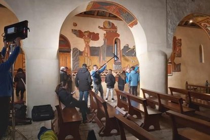 El equipo del programa graba en el interior de la iglesia de Boí.