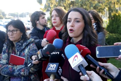 Inés Arrimadas, a l’atendre ahir els mitjans de comunicació.