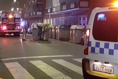 Incendi en un contenidor al carrer Cronista Muntaner de Lleida.