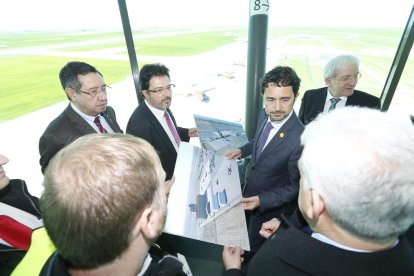 Un moment de la visita d'aquest divendres a l'aeroport d'Alguaire.