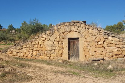 Una de las ‘cabanes de volta’ en terrenos de la empresa en Juncosa. 