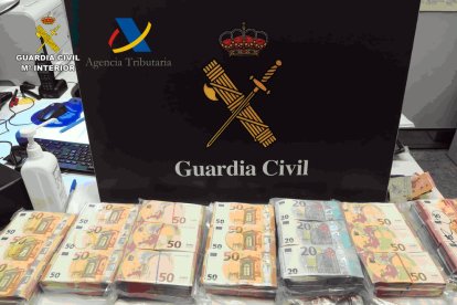 Pillan a un ciudadano alemán en el Aeropuerto de Barcelona con 300.000 euros en la maleta sin declarar