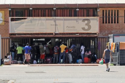 Diversos temporers i persones sense llar esperen per entrar al pavelló 3 la setmana passada.