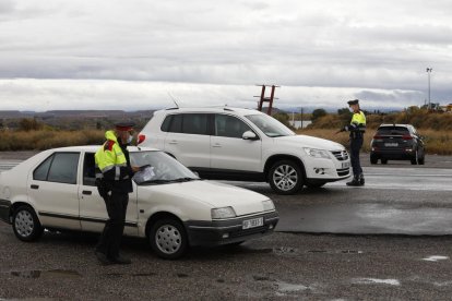 Imatge d’un control ahir al migdia a l’enllaç de l’N-II amb l’A-2 a Alcarràs.