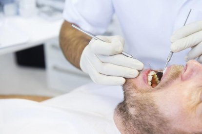 Imatge d’arxiu d’un pacient atès per un dentista.