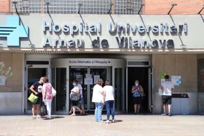 L’entrada principal de l’hospital Arnau de Vilanova de Lleida.