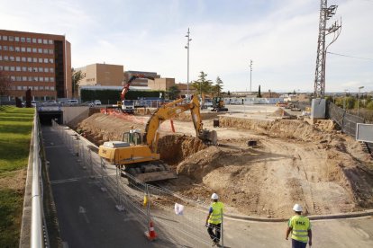 Las obras del edificio anexo al hospital Arnau de Vilanova de Lleida.