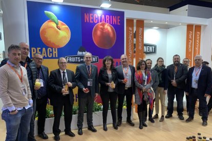 Presència lleidatana a Fruit Logistica - La consellera d’Agricultura, Teresa Jordà, va visitar ahir l’estand que Fruits de Ponent té a Fruit Logistica, la fira internacional del sector de la fruita fresca i les hortalisses, que se celebra fi ...