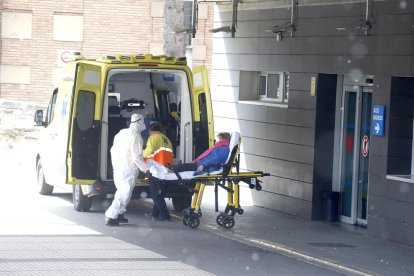 Moment de l’arribada a Urgències d’una pacient traslladada en ambulància, ahir.