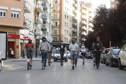 Usuaris de patinets elèctrics a Lluís Companys, on la velocitat màxima serà de 30 km/hora.