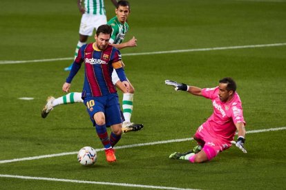 Leo Messi intenta superar el seu excompany Claudio Bravo, porter del Betis.