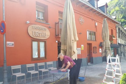 Un establecimiento de Arties donde ayer preparaban mesas y sillas para abrir la terraza el lunes 11.