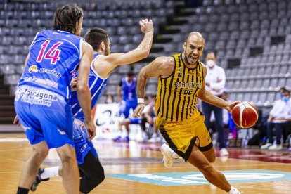 El técnico Xavier Mendiburu tuvo que volver a vestirse de corto para tener una mayor rotación.