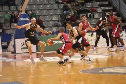 Adrián Chapela defensa l’avenç de Mike Torres.