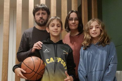 Pol Santiveri, jugador del Club Bàsquet Cappont, junto a sus padres Josep Maria y Núria, y su hermana Berta.