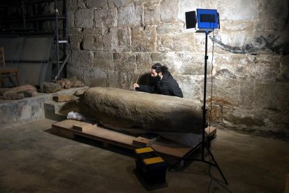 Aleix Barberà durant la restauració d’un menhir.