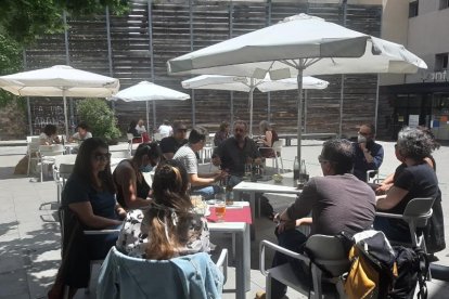 Una de les terrasses de la Seu d’Urgell plena de clients.