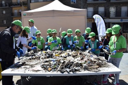 La clasificación de residuos recogidos en el cauce del río Segre se llevó a cabo ayer por la mañana.