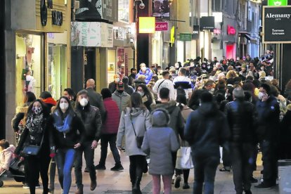 L’Eix Comercial de Lleida, atapeït de gent ahir a la tarda. Al matí també hi va haver una bona afluència de clients i cues.