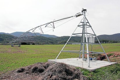 Imatge d’un sistema de regadiu instal·lat en una finca de Peramola.