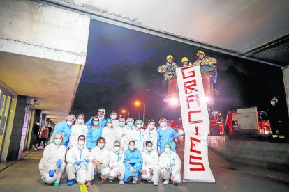 Un dels homenatges que va rebre el personal sanitari de l’Arnau al març.