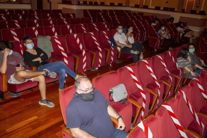 La sala reabrió para un aforo limitado, con las butacas cerradas al público señaladas con cinta.