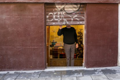 Un treballador autònom tanca el negoci al final de la jornada.