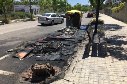 Los contenedores afectados quedaron completamente calcinados. 