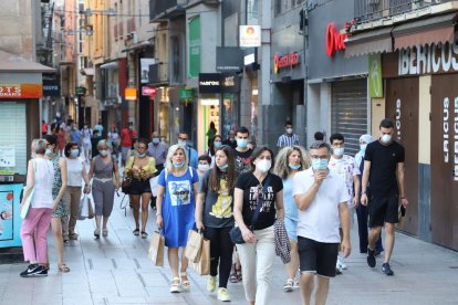 La mayoría de los leridanos cumplen a rajatabla con la obligatoriedad de usar mascarilla en la calle.