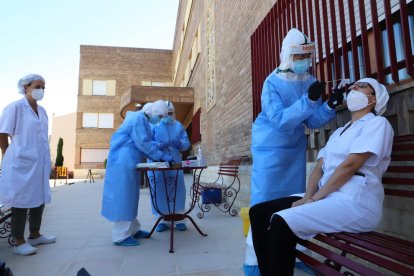 Personal de Salud llevó a cabo pruebas de cribaje a usuarios y personal de la residencia Santa Teresa Jornet de Aitona.