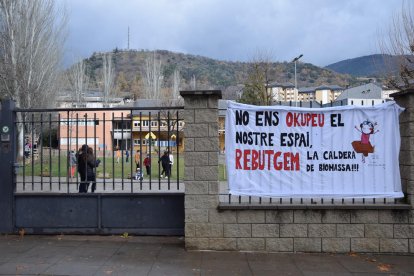 La pancarta contra la caldera a l’escola Pau Claris de la Seu.