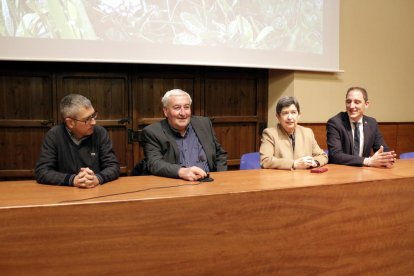 El president dels Regants dels Canals d'Urgell, Amadeu Ros; el Secretari d'Estat de Medi Ambient, Hugo Morán; la delegada del govern espanyol, Tersa Cunillera, i el subdelegat a Lleida, José Crespín.