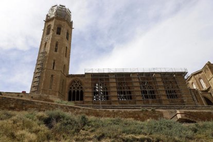 Vista ayer de la Seu Vella de Lleida, con los andamios cubriendo parte del claustro y el templete superior del campanario.