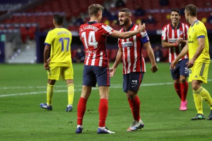 Koke felicita Marcos Llorente després d’anotar un gol.