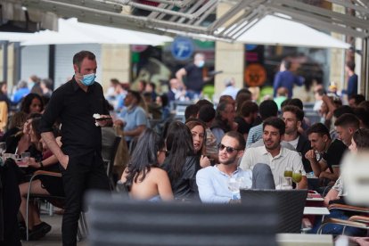 Aglomeració de persones en una terrassa de Pamplona.