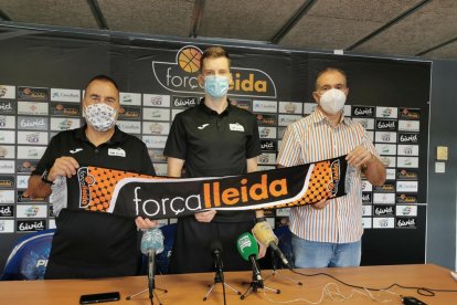 Kaspars Vekvagars, entre el técnico Gustavo Aranzana y Joaquín Prado, director deportivo del club.