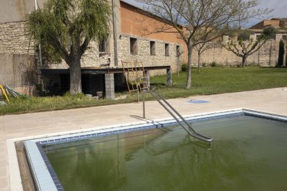 La piscina i, en segon pla, el lloc on anirà la terrassa.