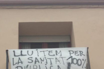 Una pancarta defensant la sanitat pública a Cappont.