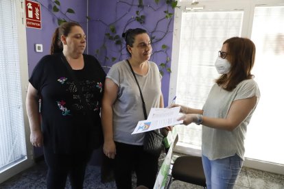 Momento de la entrega de las fotocopias para los alumnos a dos madres, ayer por la mañana.