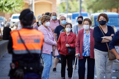 Veïns de Sant Joan de les Abadesses esperen per fer-se una prova PCR.