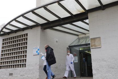 Imagen del exterior del CAP de Balàfia, con pacientes y personal saliendo del centro.