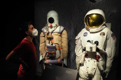 Escafandre i vestit d’astronauta que formen part de la mostra ‘Apollo 11’ que podrà veure’s a Lleida.